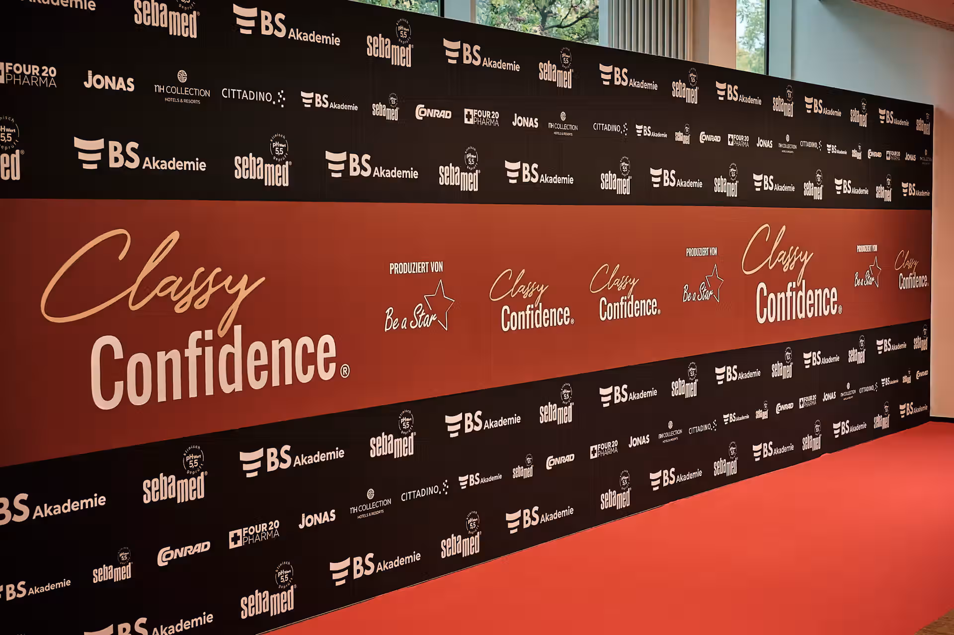 Website der Agentur BS Akademie mit Slogan Classy Confidence in roter Schrift auf dunklem Hintergrund