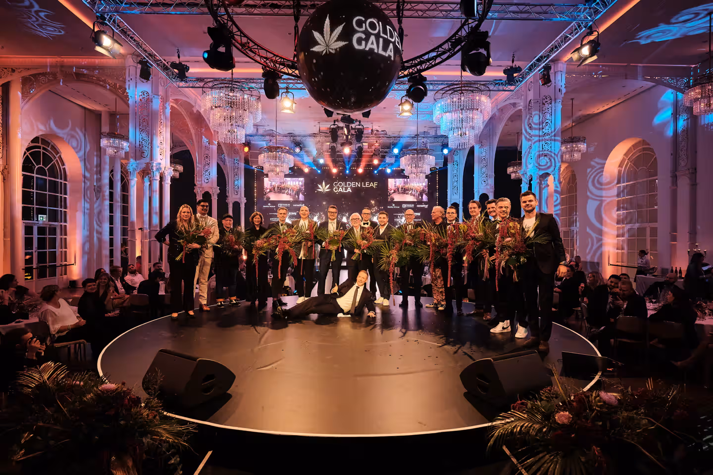 Goldene Europa Gala mit Preistraegern und Moderatoren auf der roten Teppichbuehne
